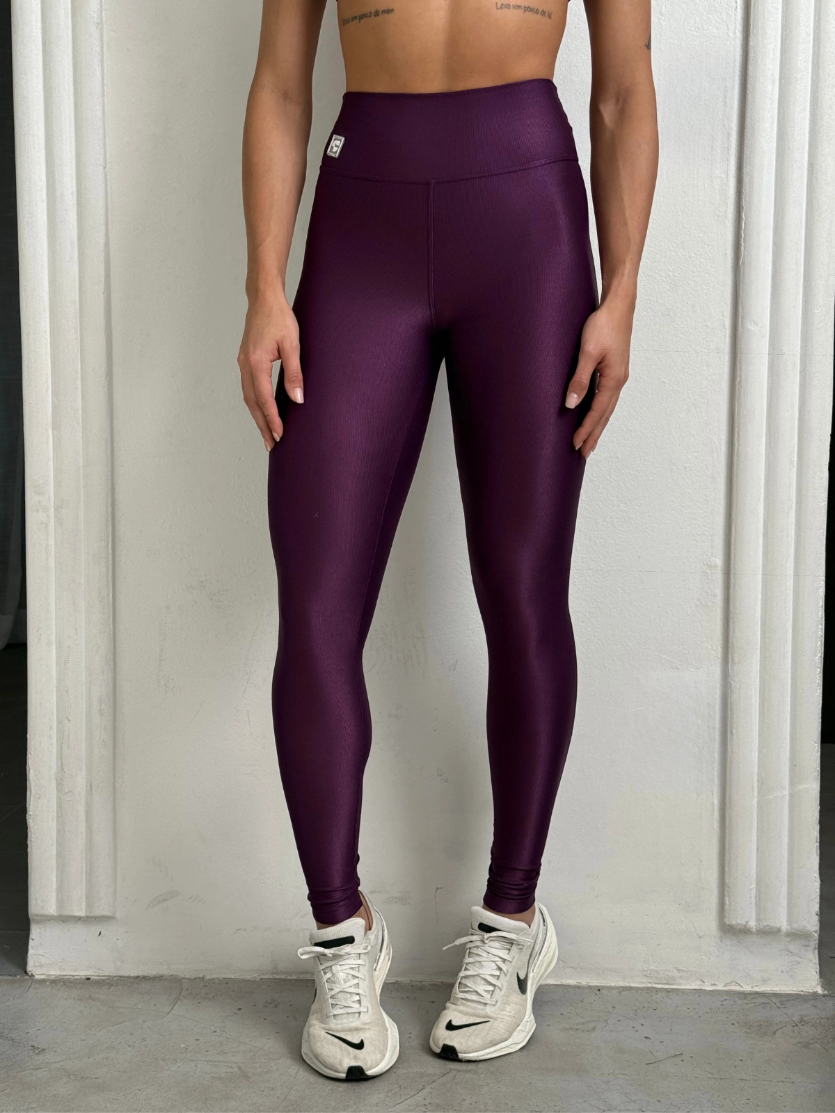 Calça legging fitness Básica Wonder deluxe de cintura alta - detalhe da modelagem
