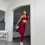 Calça legging fitness Athletic Wonder carmim com bolso lateral - detalhe do cós e bolso