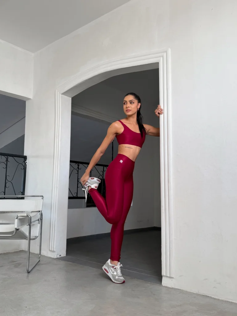 Calça legging fitness Athletic Wonder carmim com bolso lateral - detalhe do cós e bolso