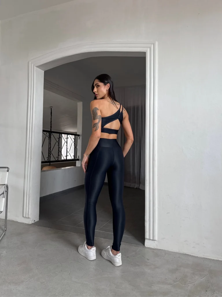 Calça legging fitness Athletic Wonder preto de cintura alta com bolso - vista das costas