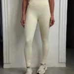 Calça legging fitness Moove vanilla de cintura alta - detalhe da modelagem