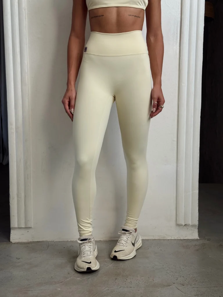 Calça legging fitness Moove vanilla de cintura alta - detalhe da modelagem