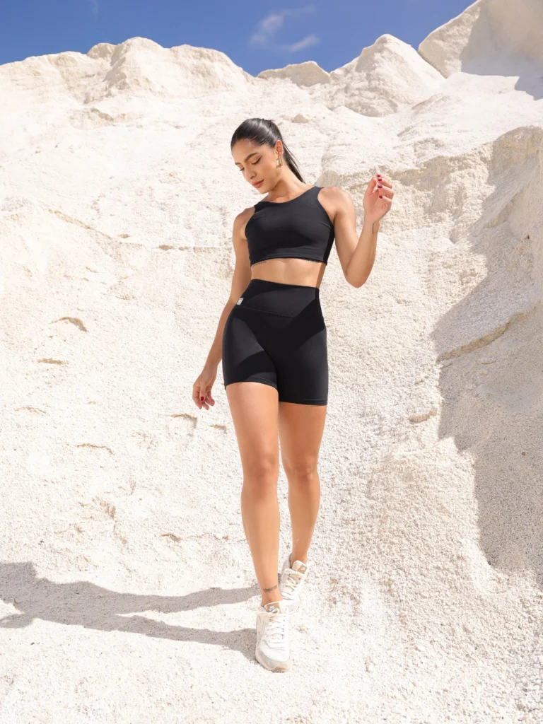 Short fitness feminino Moove preto de cintura alta - vista frontal