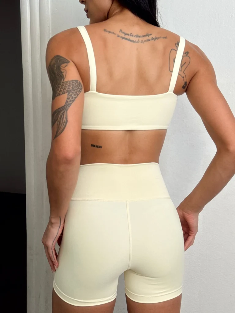 Short fitness feminino Moove vanilla de cintura alta - vista das costas