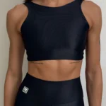Top fitness Ísis Wonder preto - detalhe frontal