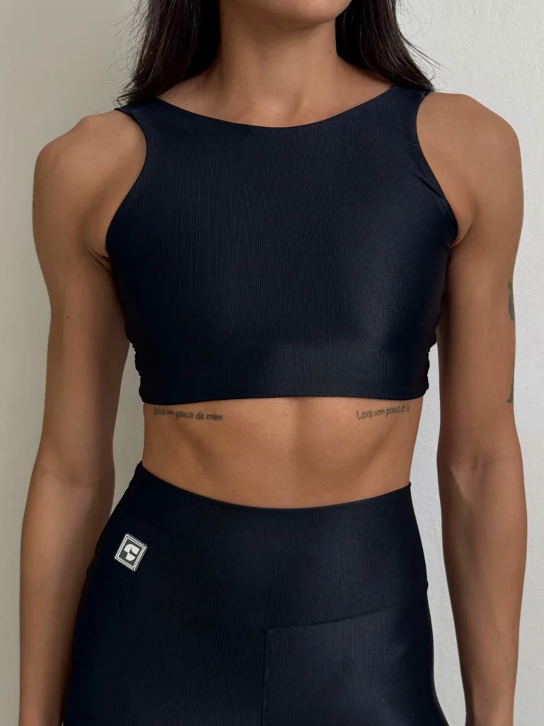 Top fitness Ísis Wonder preto - detalhe frontal