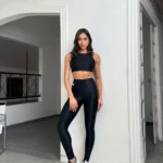 Top fitness Ísis Wonder preto estilo regata com alças largas - vista frontal