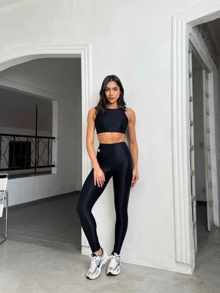 Top fitness Ísis Wonder preto estilo regata com alças largas - vista frontal