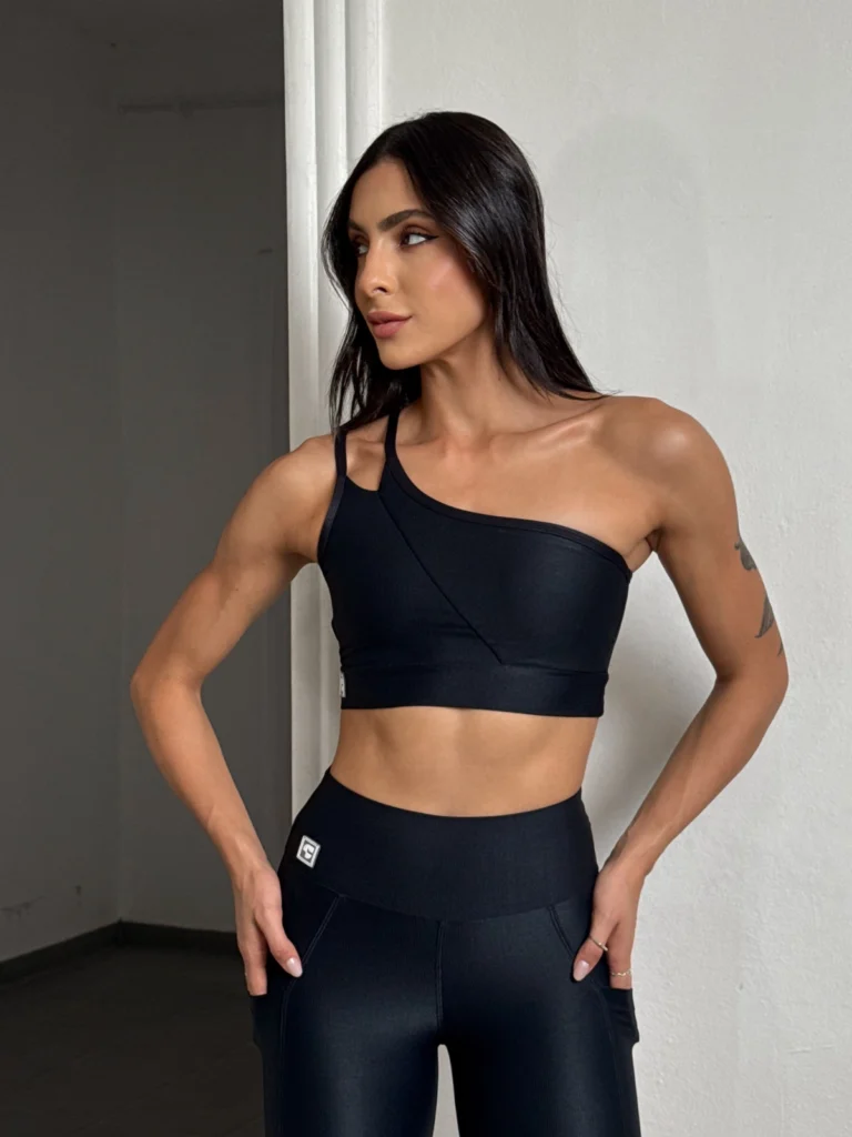 Top fitness Olivia Wonder preto - detalhe frontal da modelagem