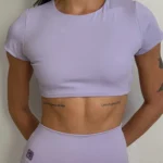 Top fitness feminino Serena em tecido Moove lavanda - detalhe da modelagem