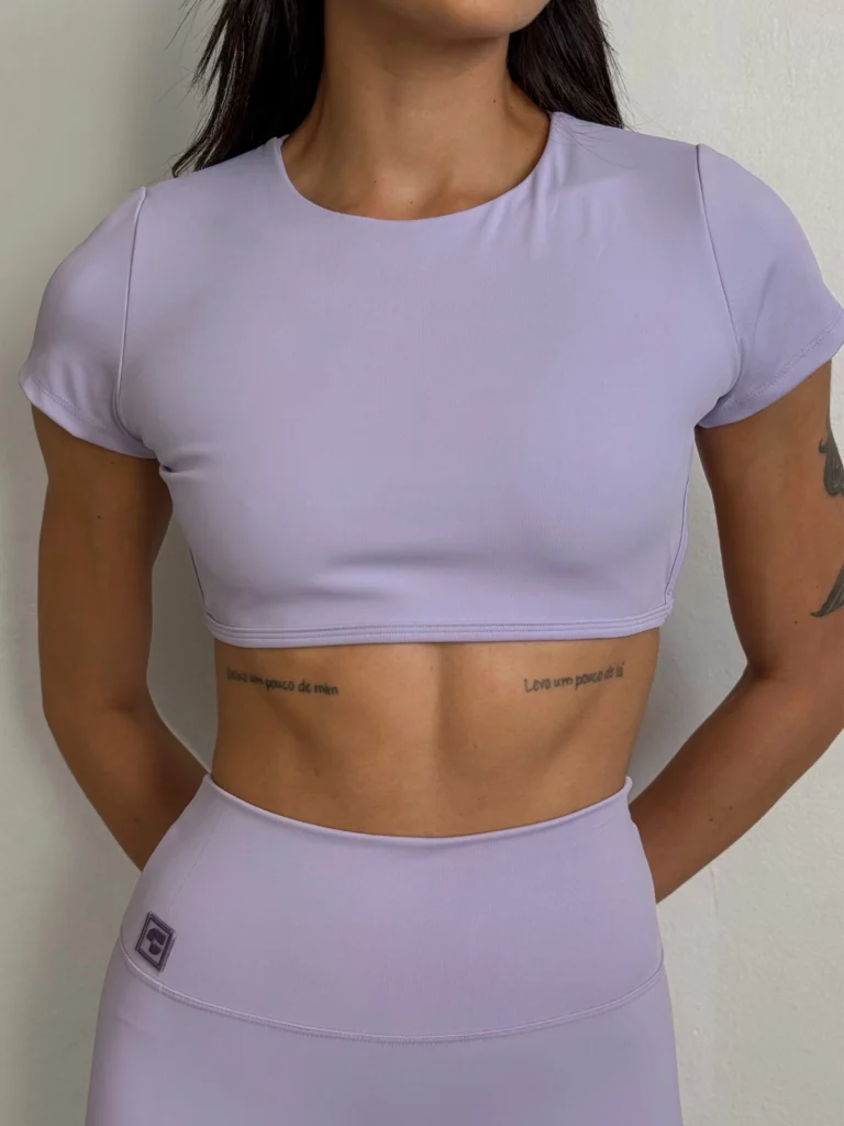 Top fitness feminino Serena em tecido Moove lavanda - detalhe da modelagem