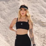 Top fitness feminino Zoe em tecido Moove preto - detalhe frontal