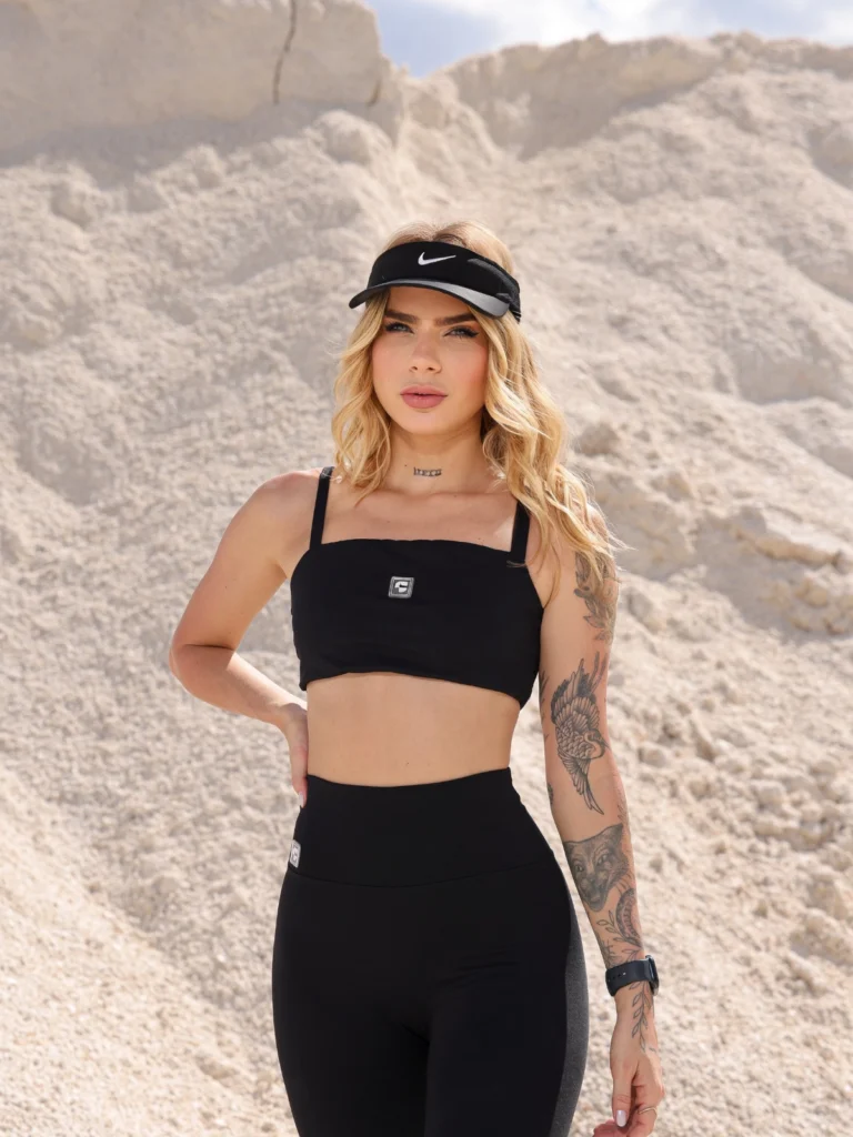 Top fitness feminino Zoe em tecido Moove preto - detalhe frontal