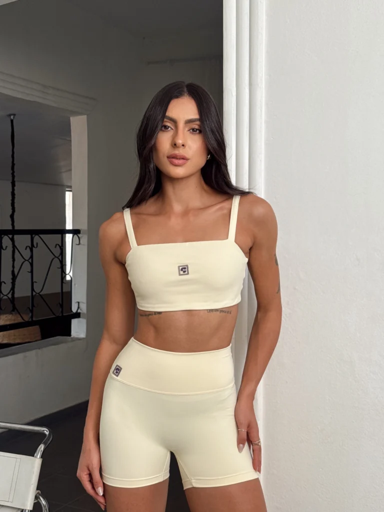 Top fitness feminino Zoe em tecido Moove vanilla - vista frontal